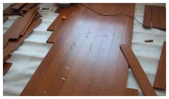 装木地板时这样来除尘防起尘又隔音今天才知道还好不算晚