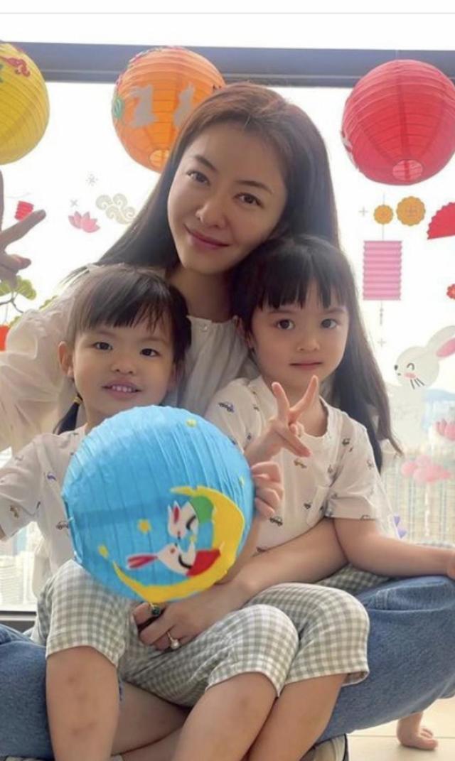 熊黛林晒双胞胎女儿合影两女颜值差太远照片背景透露生活状态