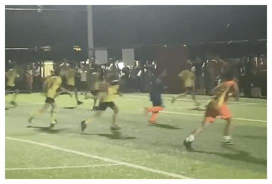 广场舞要全面占领足球场？湖南大爷大妈锤砸球场大门！舞起来休闲区蓝鸢梦想 - Www.slyday.coM