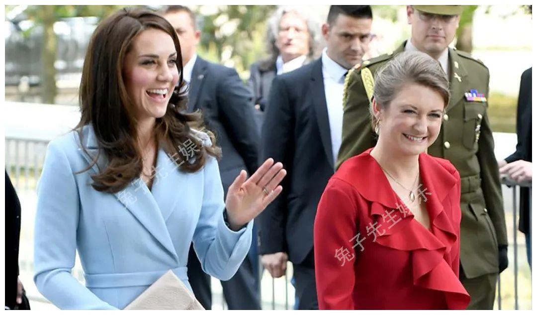 卢森堡王妃穿着花卉直筒连衣裙,以隐藏自己发福的身材,为了生下查尔斯