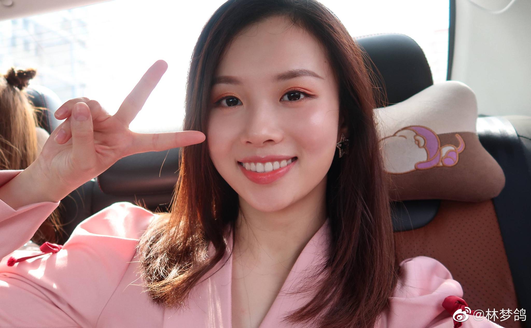 中超女主播林梦鸽晒出自己在迪士尼游玩的照片,温文尔雅的女孩