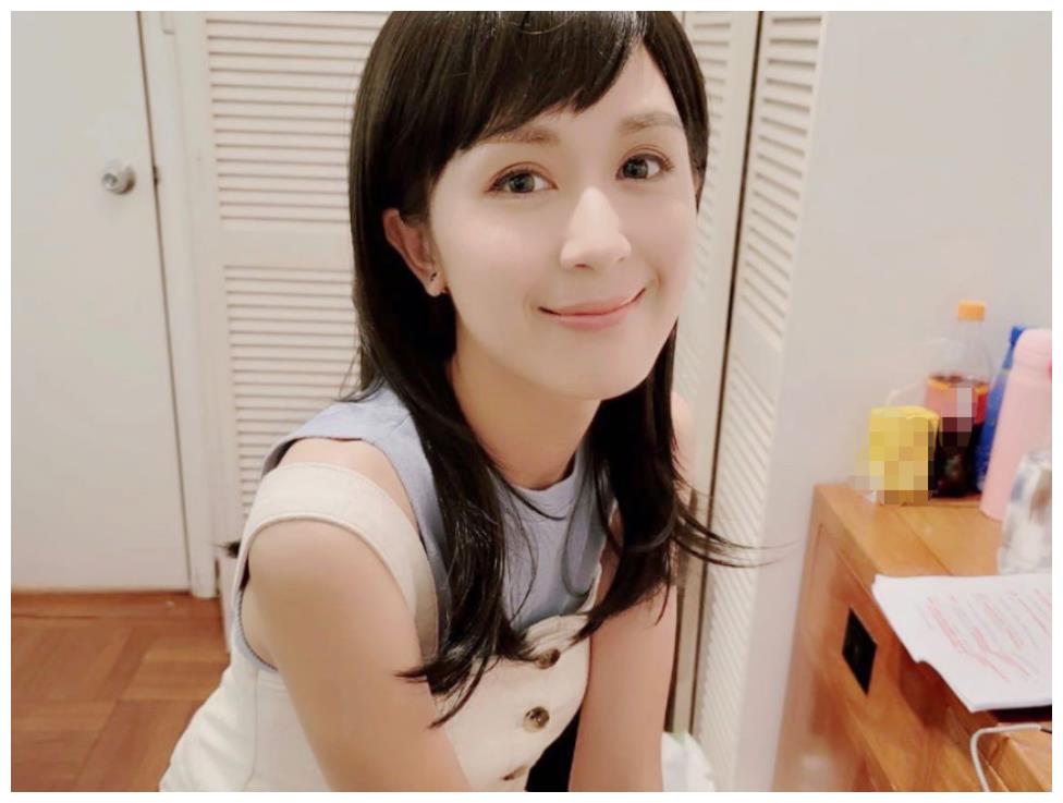 唐宁晒近照状态佳获赞童星出身却一直冻龄离婚后活出自我