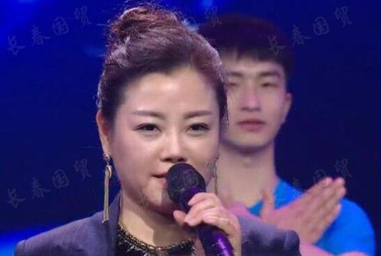 48岁歌手戴娆近照曝光,当红隐退离别歌坛10年,如今变成这样了