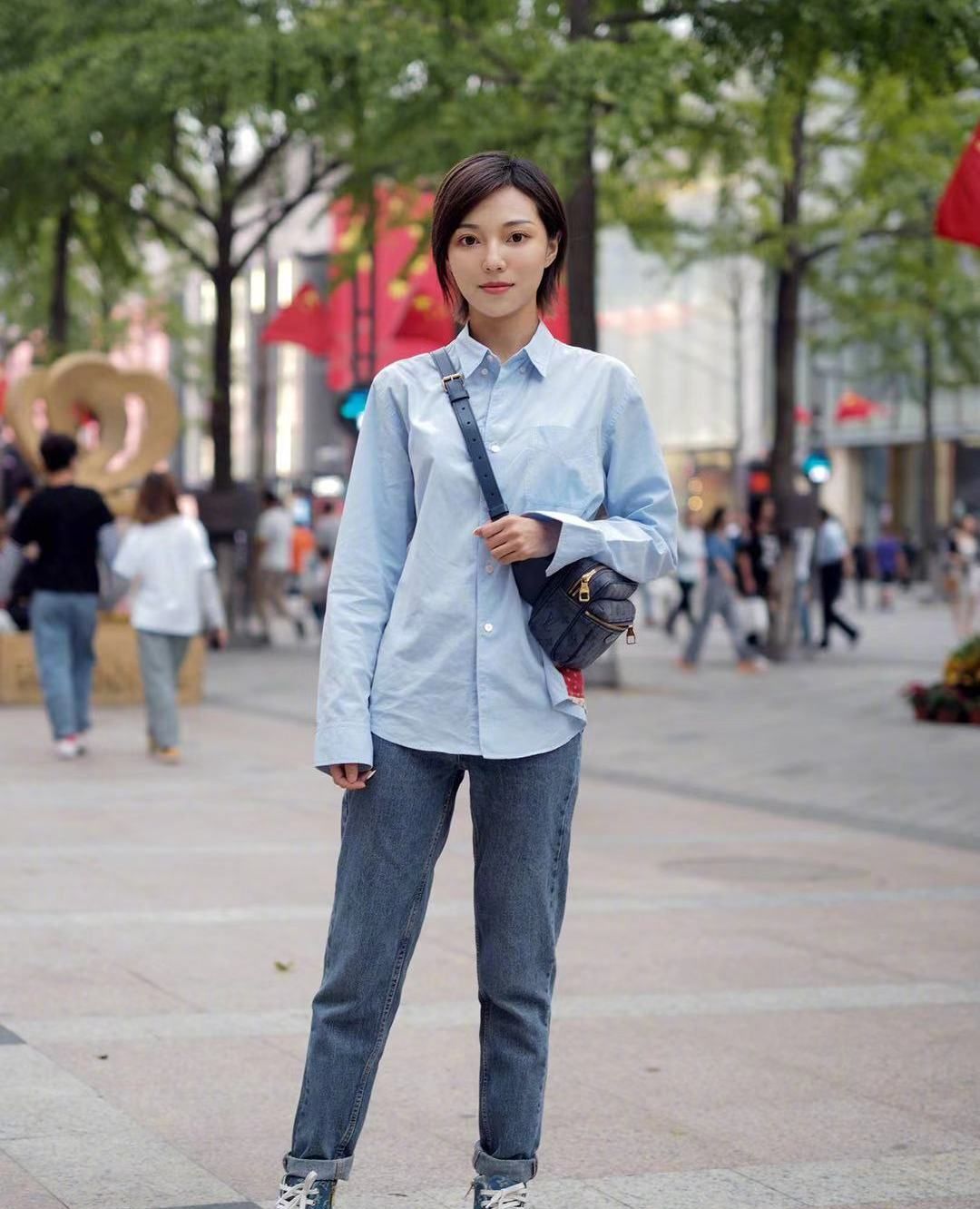 街拍,小姐姐蓝色衬衫搭配深色牛仔裤,短发清爽气质清新_高清图集_新浪