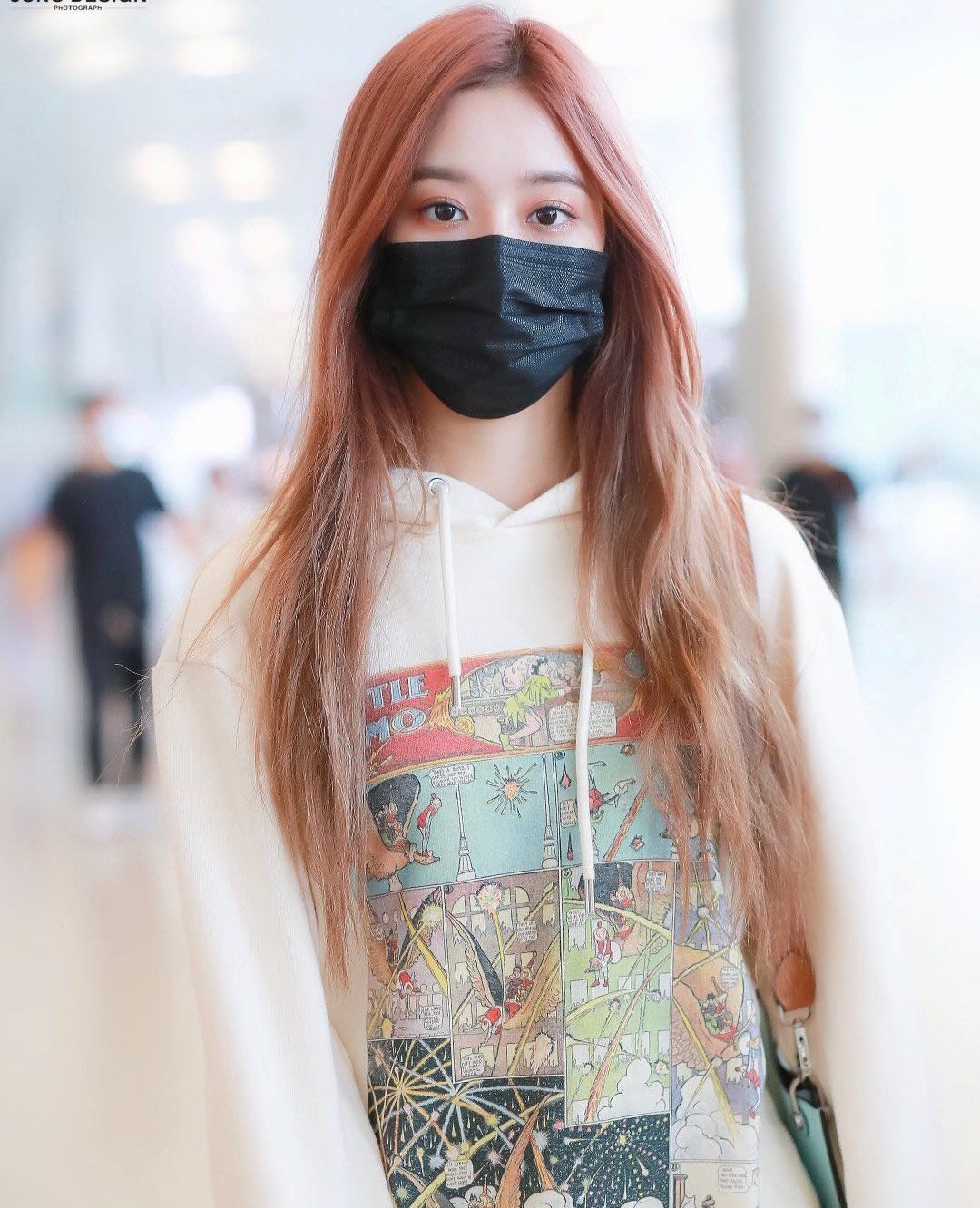 徐艺洋机场私服照,印花卫衣搭配印花包包,随意的青春气息