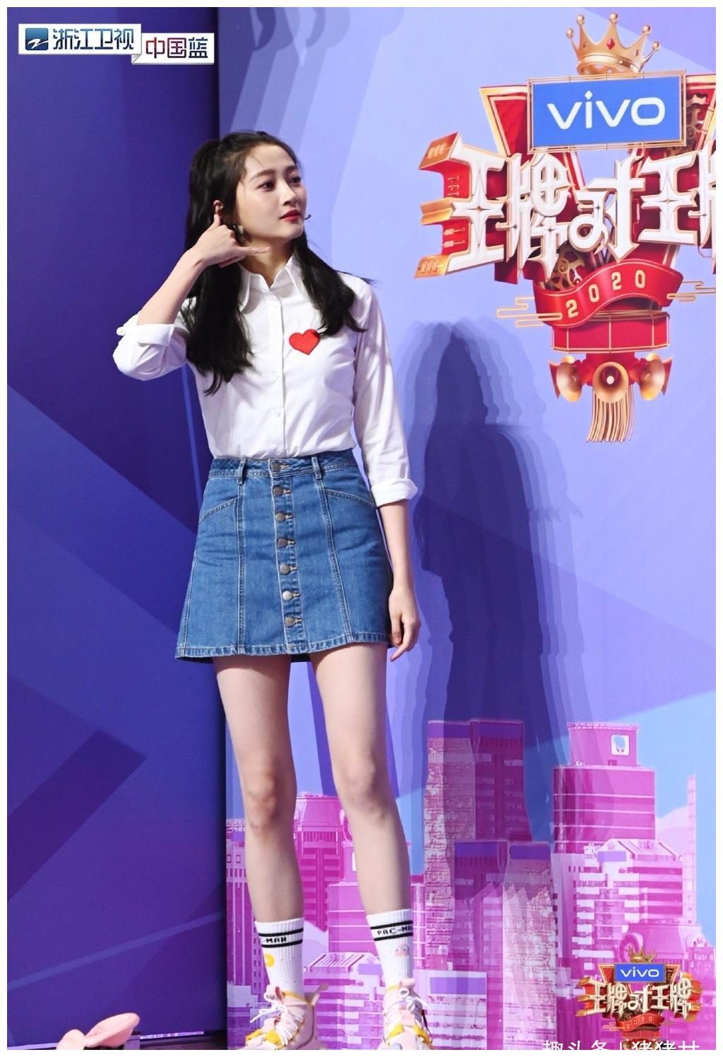 关晓彤又带火了奶奶鞋,穿对了鞋子,不仅腿显修长,气质也好