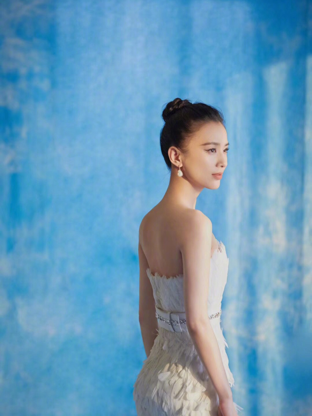 黄圣依搭配的高丸子头看上去清新又减龄,36岁的黄圣依依旧少女气息