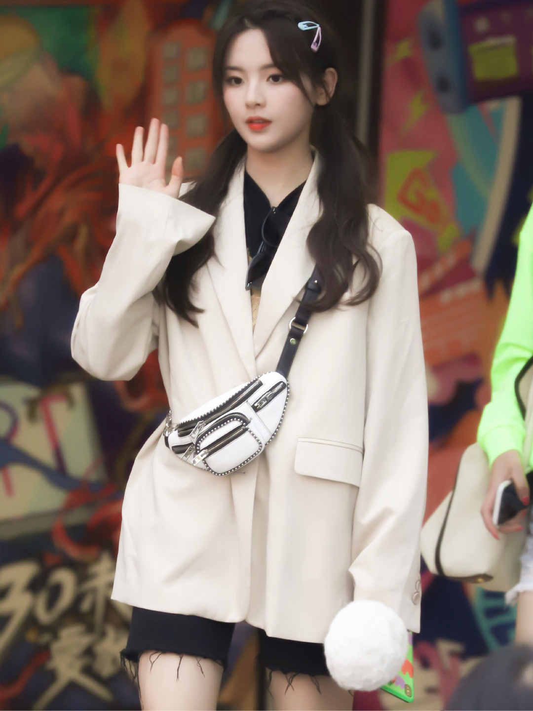 杨超越又穿西装只是换一个搭配风格大变样