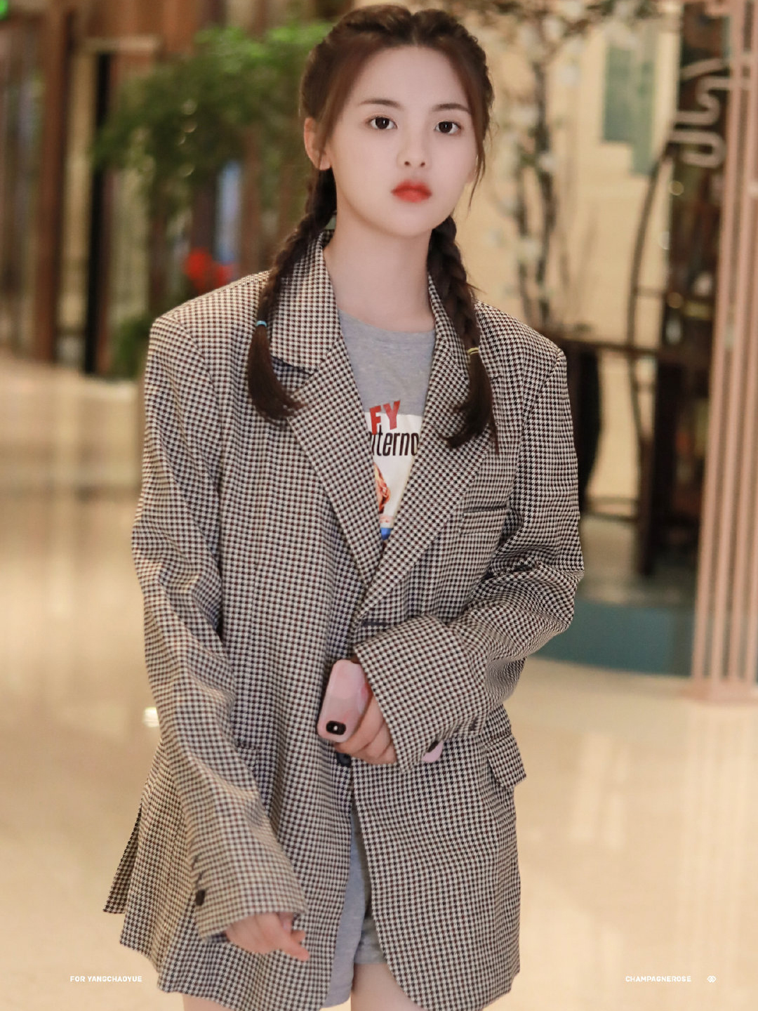 杨超越又穿西装只是换一个搭配风格大变样