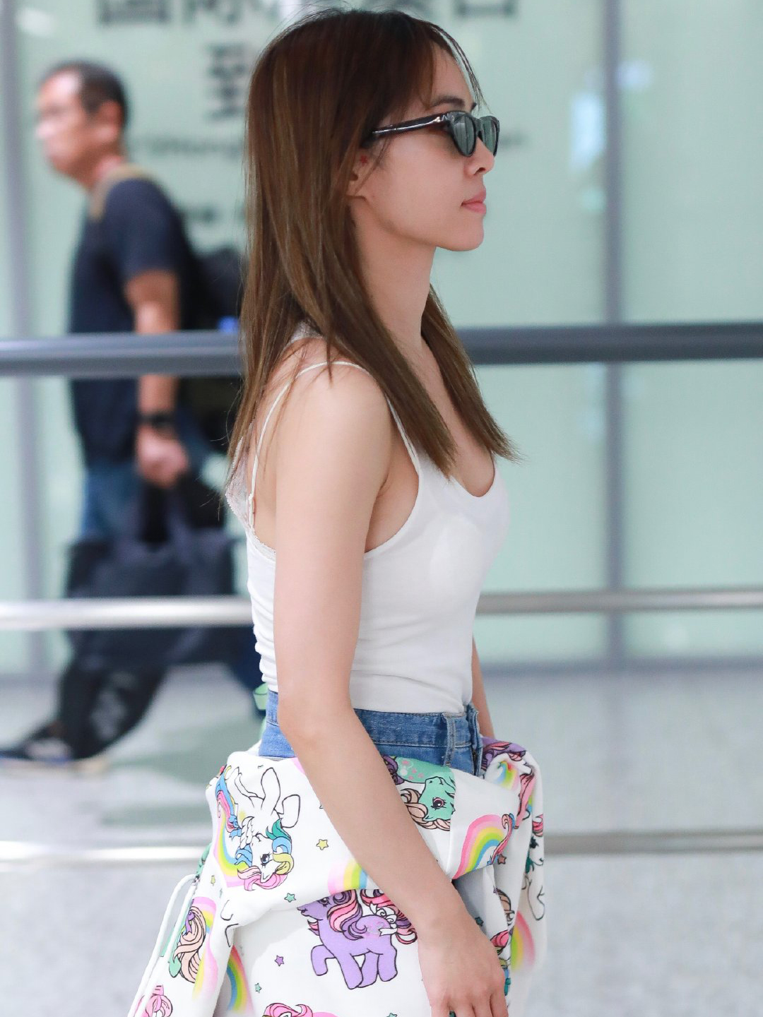 156cm蔡依林穿拖鞋走机场居然也这么潮