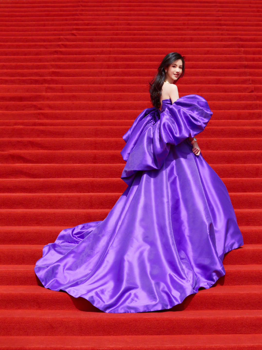 陈都灵随电影《关索岭》剧组出席第十三届北京国际电影节红毯