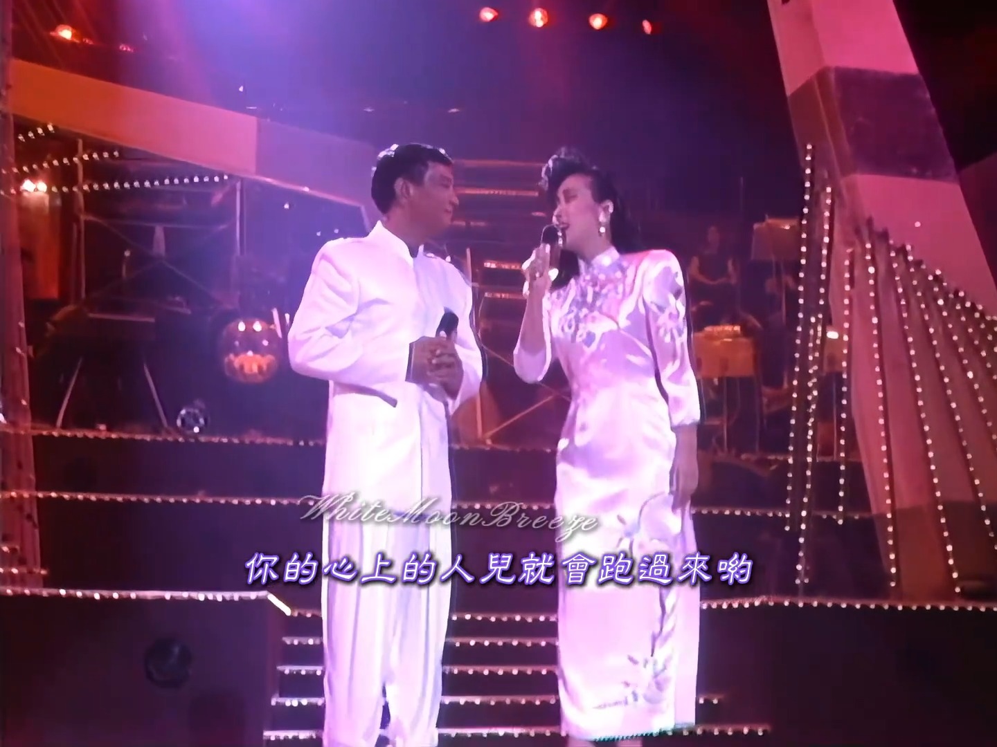 那一年他们风华正茂：风姿绰约的阿姐又被罗记牵手了！