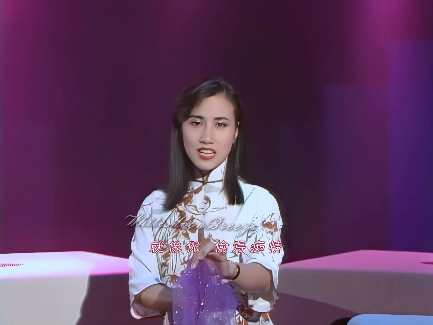 那一年她们风华正茂：阿姐这样的妆容和造型看起来很女人、很妩媚