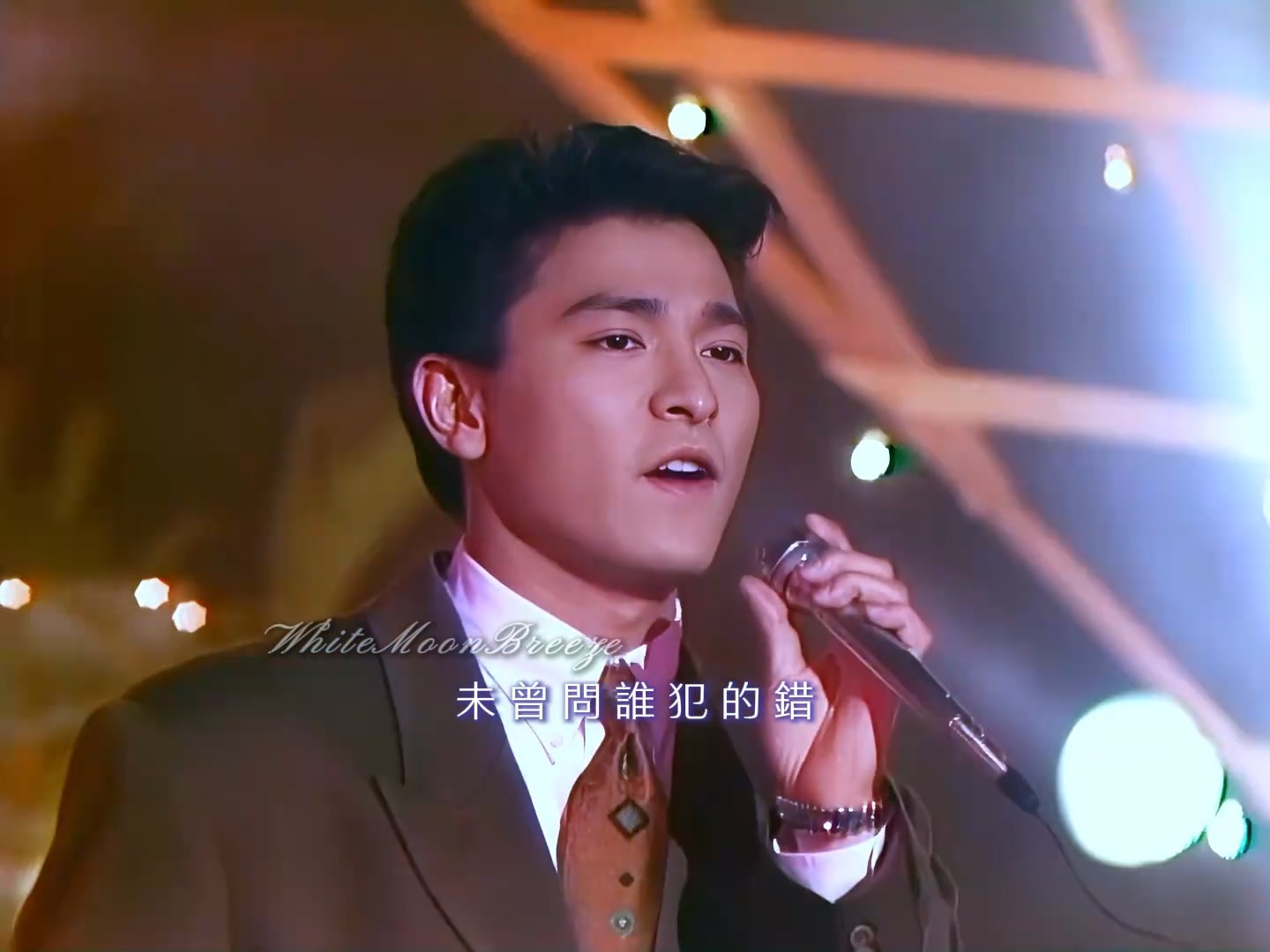 那一年他们风华正茂：华仔又被女歌迷吻啦，又有人羡慕嫉妒恨了吧