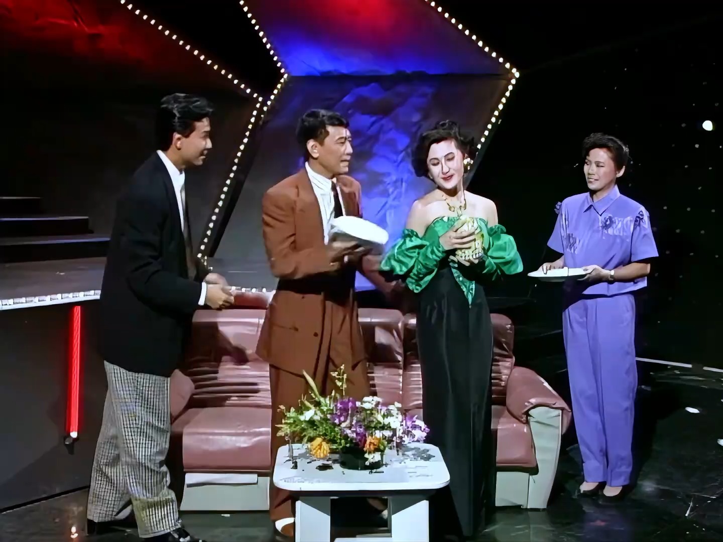 那一年他们风华正茂：歌迷、阿姐和江欣燕，蛋糕应该扣在谁脸上呢