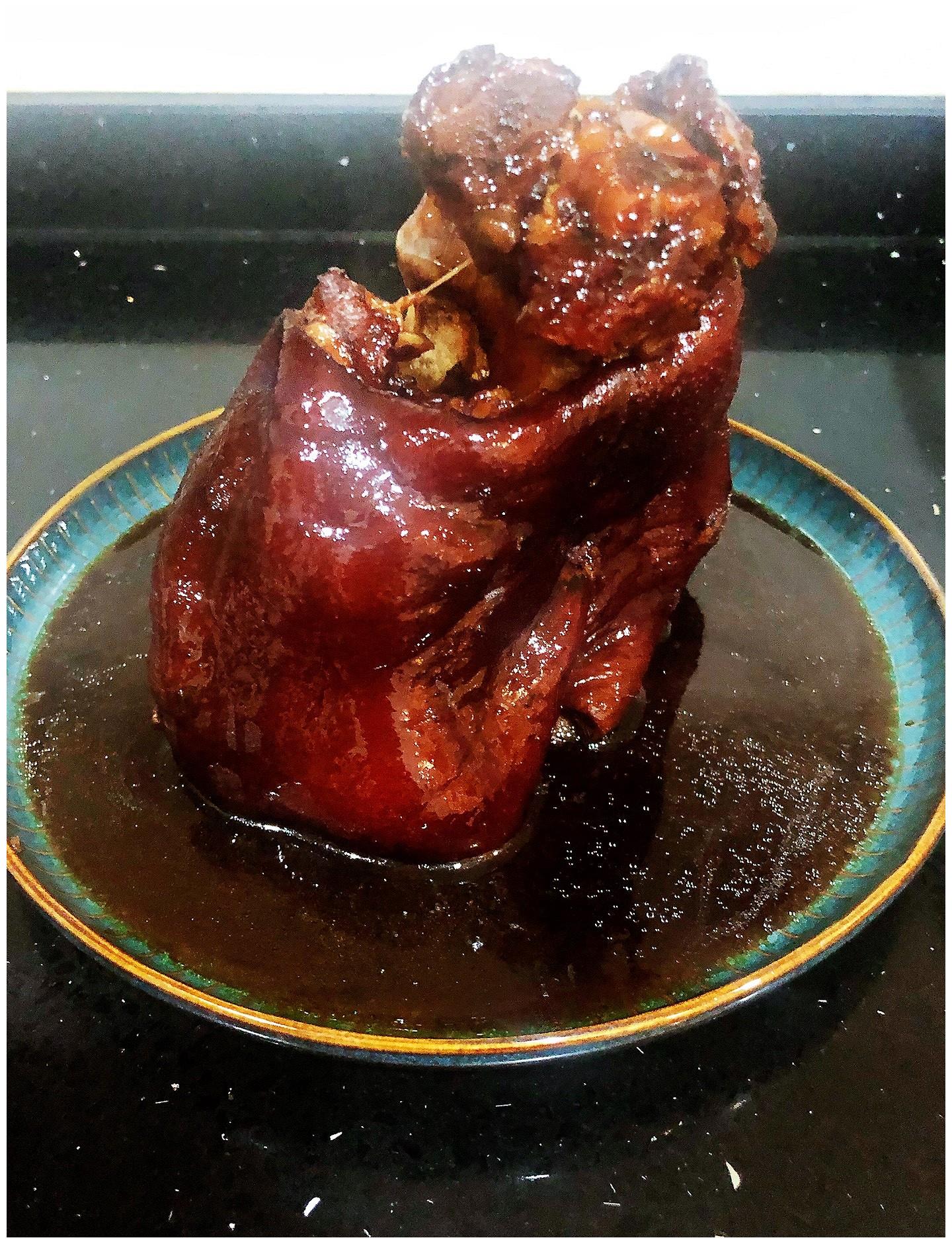 餐桌上的春日限定冰糖肘子