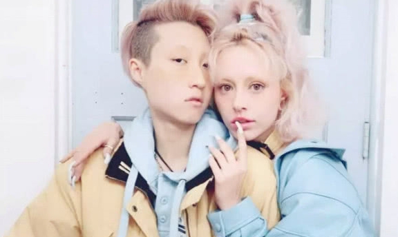 吴卓林与妻子高调秀恩爱andi耳朵挂铁链妆容怪异又油腻