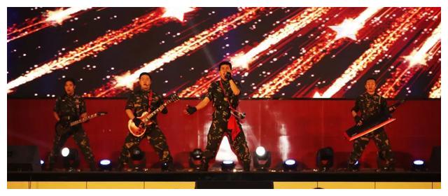 乐队演唱《号角吹响就出战》