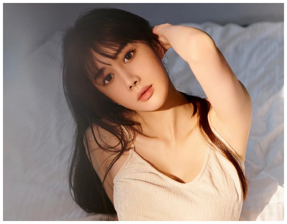 她被称为"烂片女王",出道12年都不火,今整容成为网红界一员