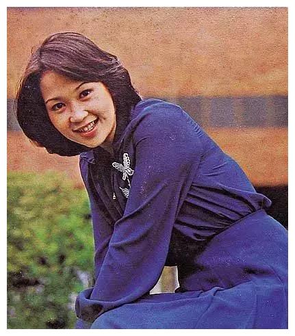 黄金的配角是朱咪咪扮演周星驰的小丑很受欢迎