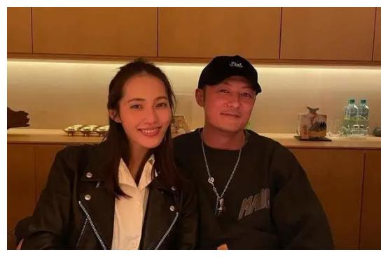 余文乐带儿子骑脚踏车,父子俩穿亲子装超有爱,王棠云挺大肚掌镜