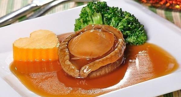 富贵南非鲍,洋葱焖鸡翅,番茄炖牛腩,蒜蓉西葫芦的做法