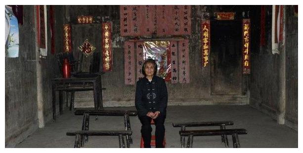 老母亲将20万遗产送邻居，儿子连夜赶回家，推开门后吓得瘫倒在地休闲区蓝鸢梦想 - Www.slyday.coM