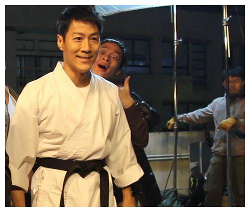 武星林国斌近照曝光,皮肤黝黑肌肉发达显年轻,让成龙受伤很后悔