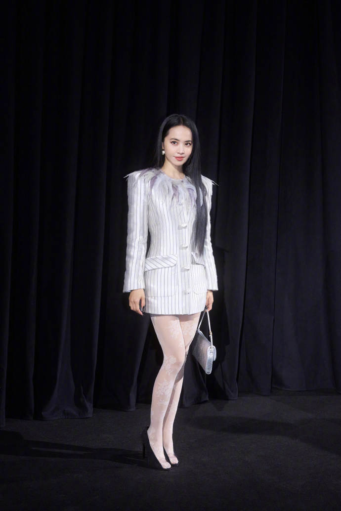 蔡依林亮相Valentino高定大秀，身穿银色修身连衣裙亮相