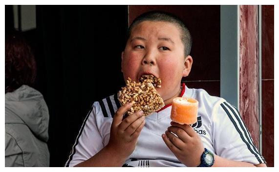 3岁男孩吃肉成瘾体重达150斤,胖到眼睛睁不开!竟比爸爸还重