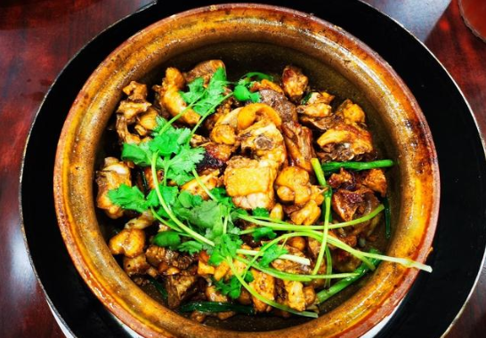 经典粤菜之啫啫鸡煲的家常做法,做法简单,做出来香气