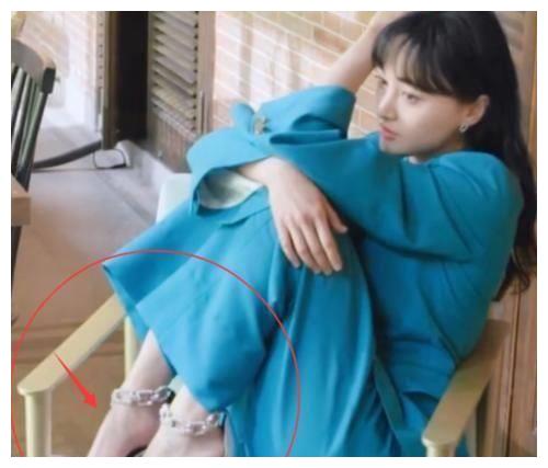 怪不得郑爽不喜欢穿高跟鞋,翘二郎腿的那一刻,脚码太不真实了