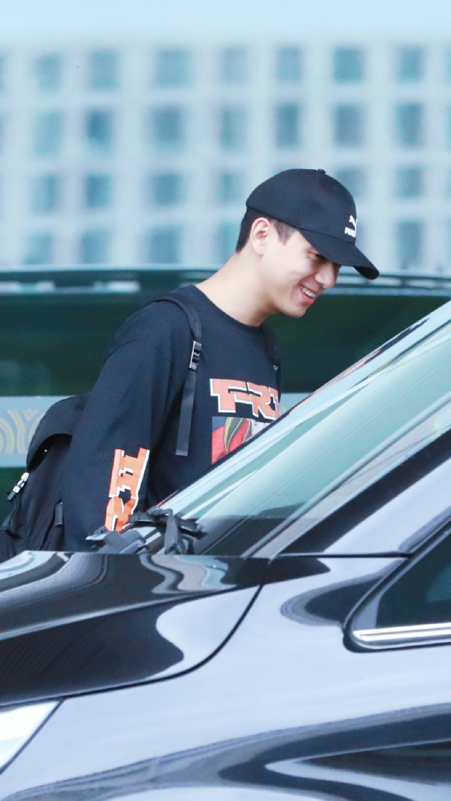 李现机场照搭配一身黑色造型少年感十足