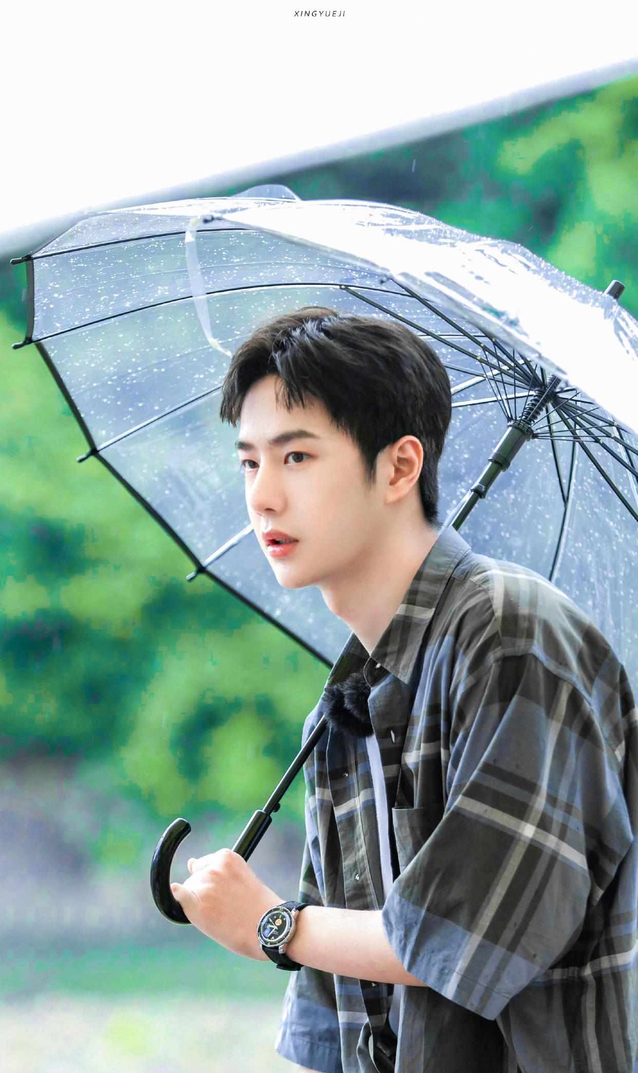 王一博:山野之间,少年撑伞而立,天青色等烟雨,氛围感十足!