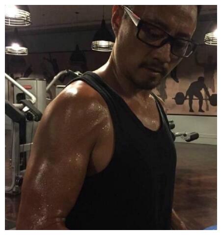 同样是影帝,他花9个月练一身肌肉,他花30万贴一身假肌肉|张家辉|影帝