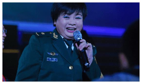 她登上春晚一曲成名, 唱哭央视主持人, 最红时却惨遭封杀!