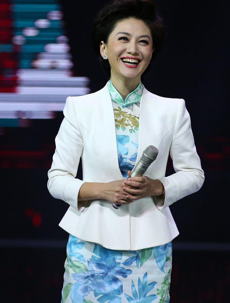 主持人海霞好气质旗袍配西装古今合璧都市丽人不乏古韵美