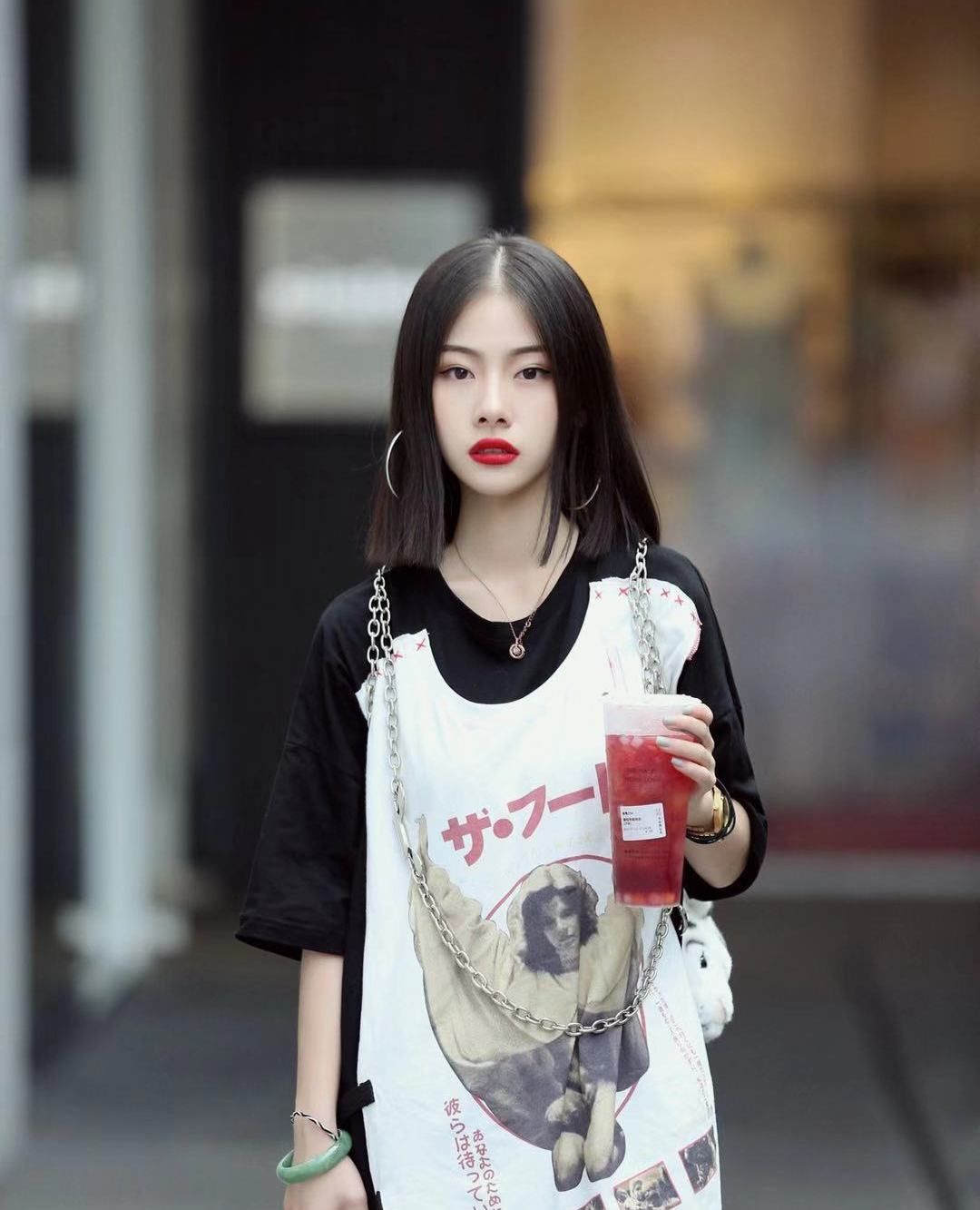 街拍,小姐姐绿色印花短袖搭配同色短袜,身材高挑长腿吸睛