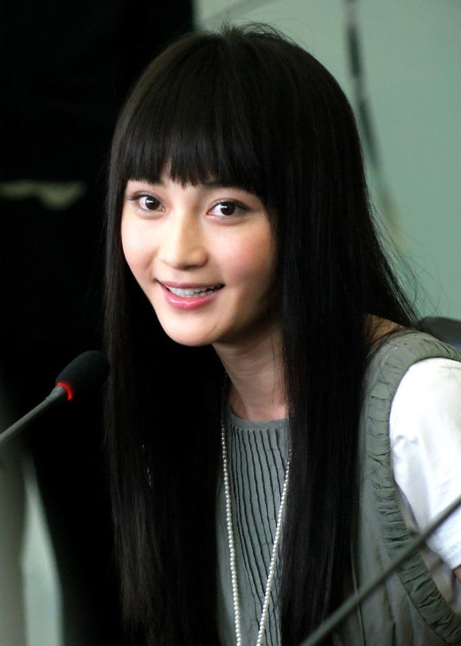 皮肤蜡黄发际线堪忧,独自一人疾步走显落寞|姚笛|发际线|高杰_新浪