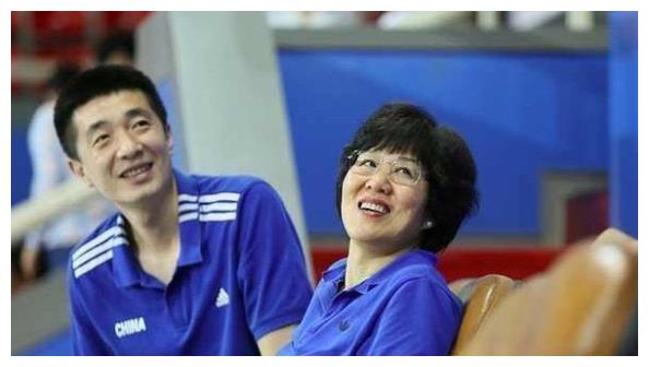 61岁郎平享受田园生活，神情轻松，自夸削甘蔗技术越来越好休闲区蓝鸢梦想 - Www.slyday.coM