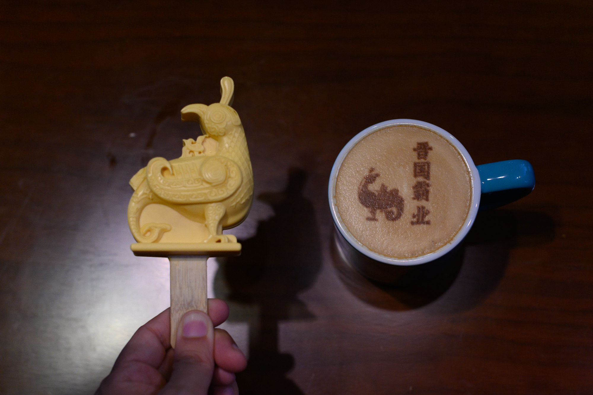 山西博物院推"鸟尊"文创雪糕,吸引参观者体验"舌尖上的文化"_高清图集