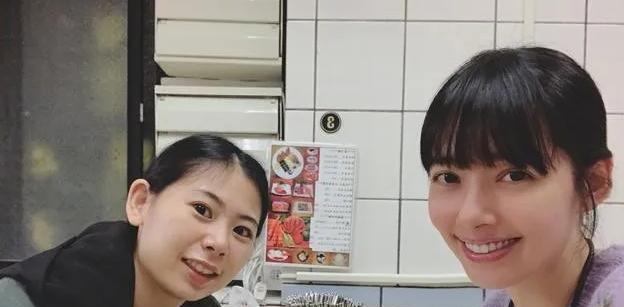 向佐罕见公开全家福,郭碧婷状态成焦点,手抱女儿动作娴熟休闲区蓝鸢梦想 - Www.slyday.coM 向佐罕见公开全家福,郭碧婷状态成焦点,手抱女儿动作娴熟休闲区蓝鸢梦想 - Www.slyday.coM