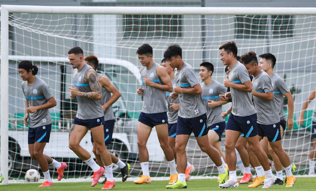 广州城队球员在大学城训练基地完成中超第6轮赛前训练