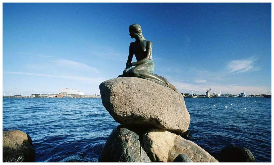 历史上的今天丹麦著名的小美人鱼铜像建成