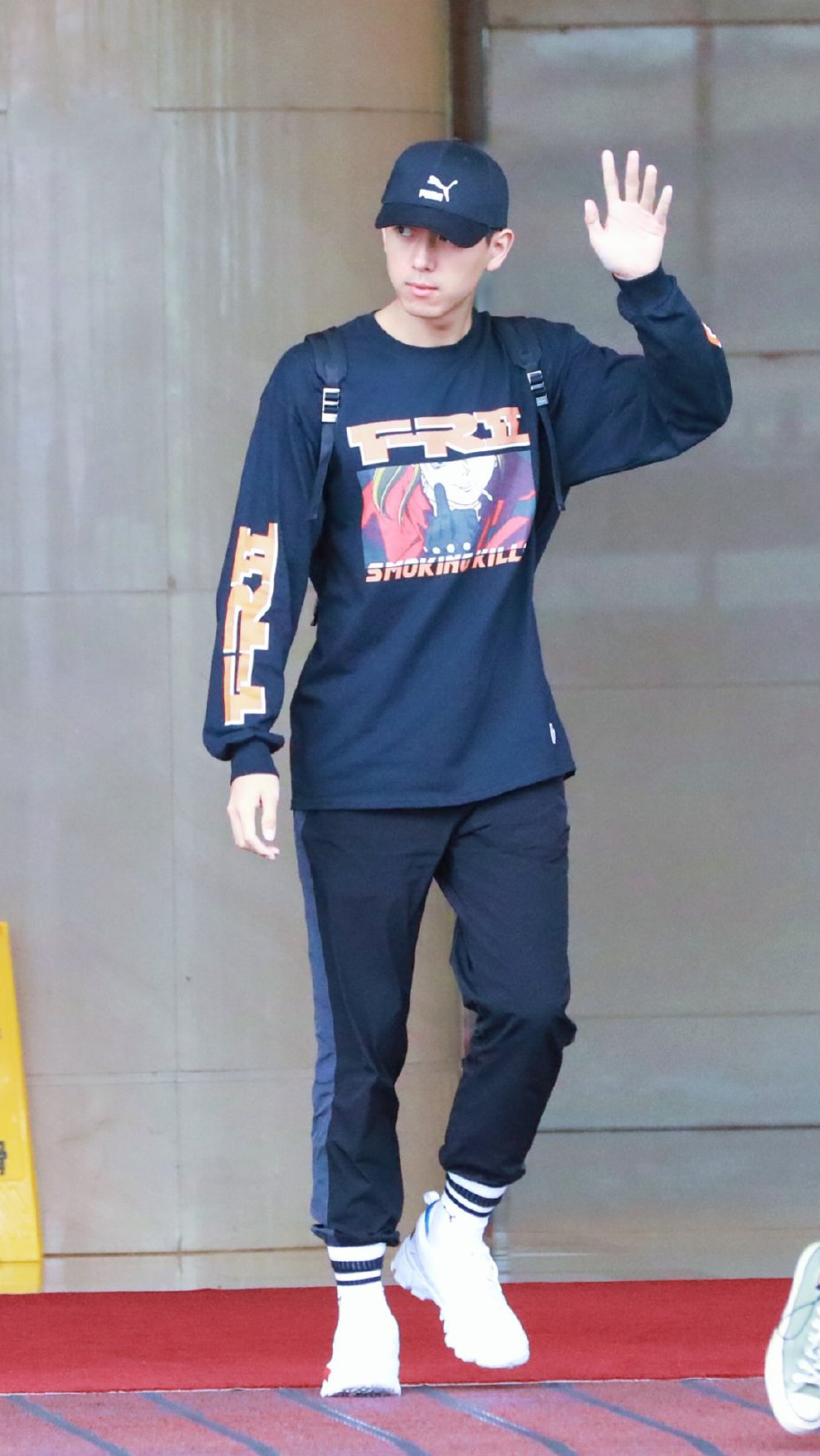 李现机场照搭配一身黑色造型少年感十足