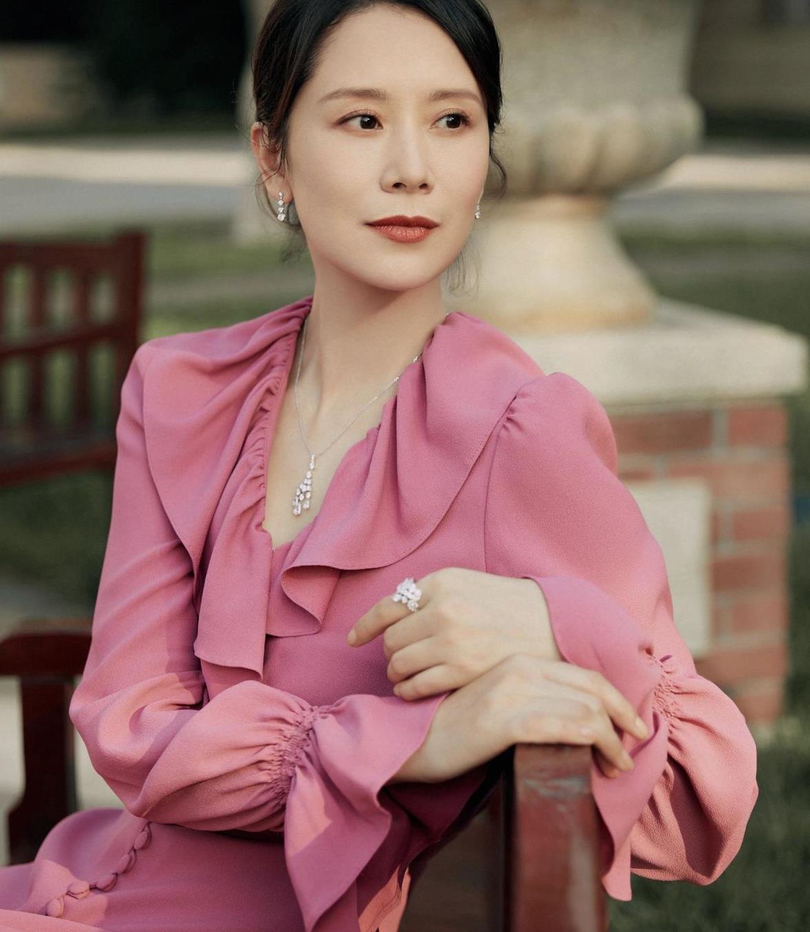 海清的气质也太好了吧穿玫瑰粉色连衣裙这么简单都穿出贵妇感