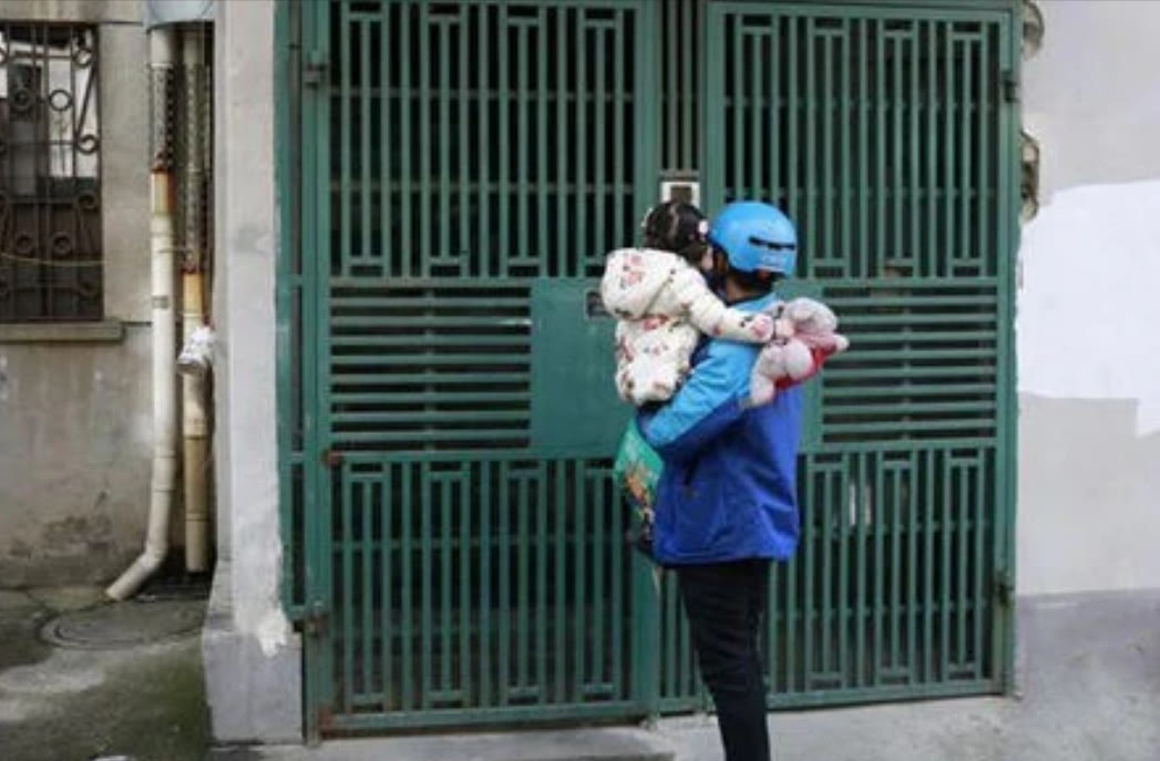 6个月宝宝跟父亲送外卖，住在“外卖箱”里，3年过去她咋样了？休闲区蓝鸢梦想 - Www.slyday.coM