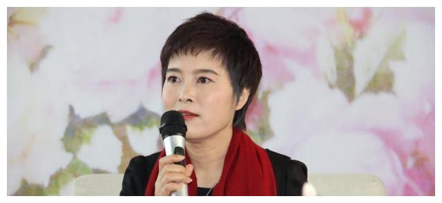 49岁郎永淳近照,妻子抗癌成功后罕见露面,穿着朴实接地气