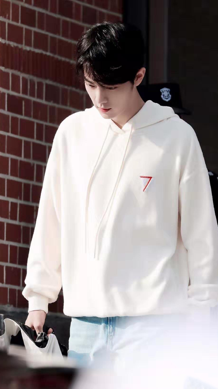 肖战下班照白色卫衣搭配牛仔裤清爽又帅气