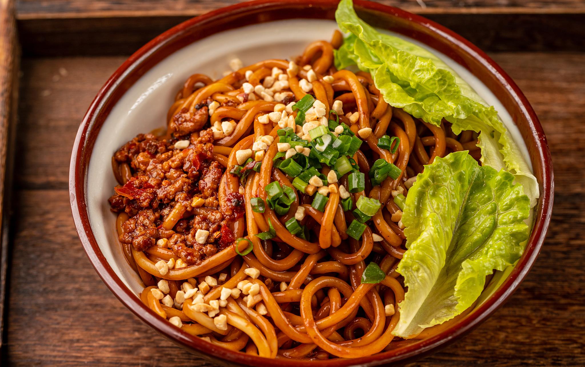 热干面想必大家都不陌生,最出名的莫过于武汉热干面,作为一个吃货但是